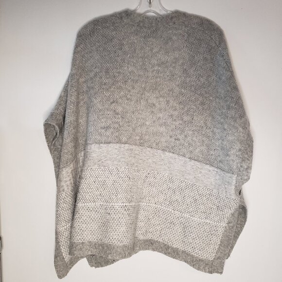 Cozy Soft Grey Banana Republic Sweater Wrap Cardigan Style Snug - Picture 6 of 16